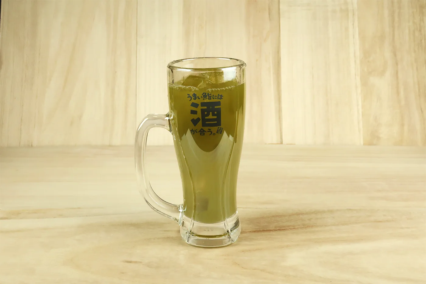 ジョッキに注いだ寿司屋の緑茶ハイ